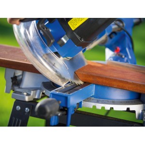 LUX Zug-Kapp- und Gehrungssäge ZKGS-1600 A im Einsatz beim Sägen von Holz.