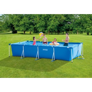 Blauer Intex Frame Pool Family 450x220x84 cm mit Familie im Garten.