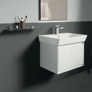 Ideal Standard Glasablage IOM Cube Chrom im modernen Bad mit Waschtisch und Spiegel.