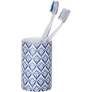 Wenko Zahnputzbecher Lorca aus Keramik mit blauem, mediterranem Muster und zwei Zahnbürsten.
