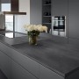 Kaindl Arbeitsplatte Beton Art Infinity in moderner Küche, graue Optik.