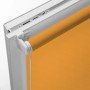 Gardinia EasyFix Rollo, 120x150 cm, orange, am Fensterrahmen befestigt.