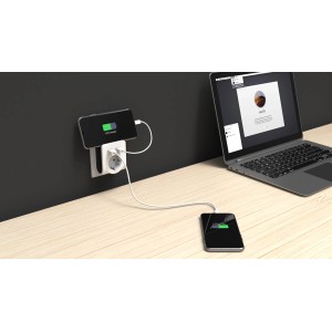 REV Ritter USB Ladegerät mit Ablage (weiß) im Einsatz: Smartphones laden an Steckdosenleiste und Laptop.