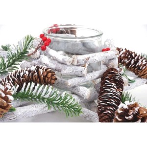 Sternförmiger Adventskranz mit Kerzenglas, dekoriert mit Tannenzapfen und roten Beeren.