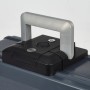 Yale Feuer- und Wasserschutz-Kassette M, 6,9 l, Detailansicht des Schlosses und Tragegriffs.
