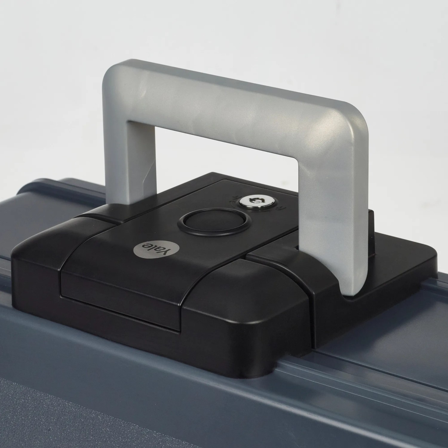 Yale Feuer- und Wasserschutz-Kassette M, 6,9 l, Detailansicht des Schlosses und Tragegriffs.
