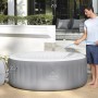 Bestway Lay-Z-Spa St. Lucia AirJet: Aufblasbarer grauer Whirlpool wird mit Wasser befüllt.