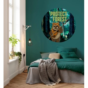 Star Wars Fototapete mit Ewok "Protect the Forest" als Wanddeko im Schlafzimmer.
