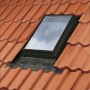 Velux Dachausstieg GVK 0000Z, Kunststoff schwarz, eingebaut in ein Ziegeldach.