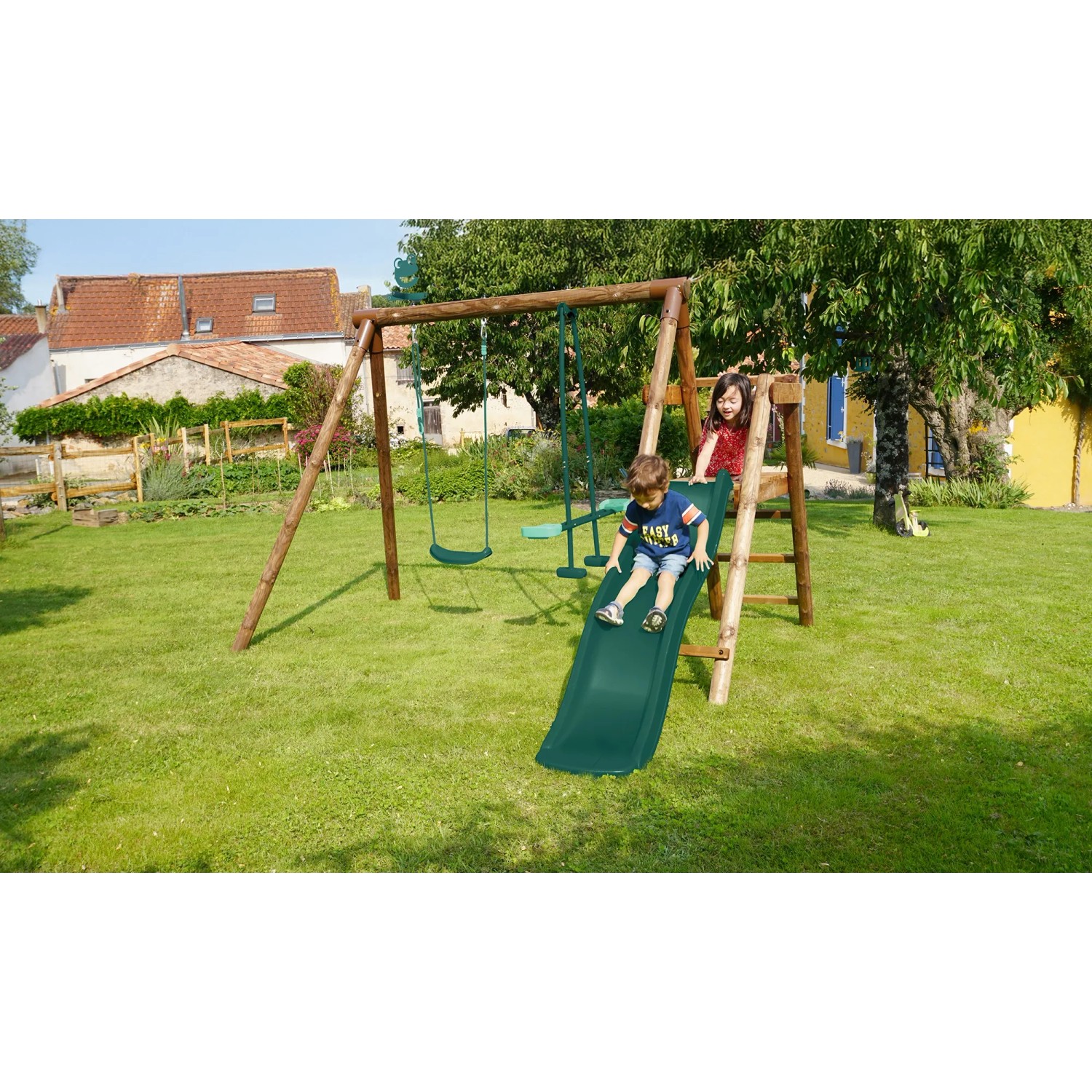 Soulet Holzschaukel Menthe mit Rutsche und zwei Kindern im Garten.