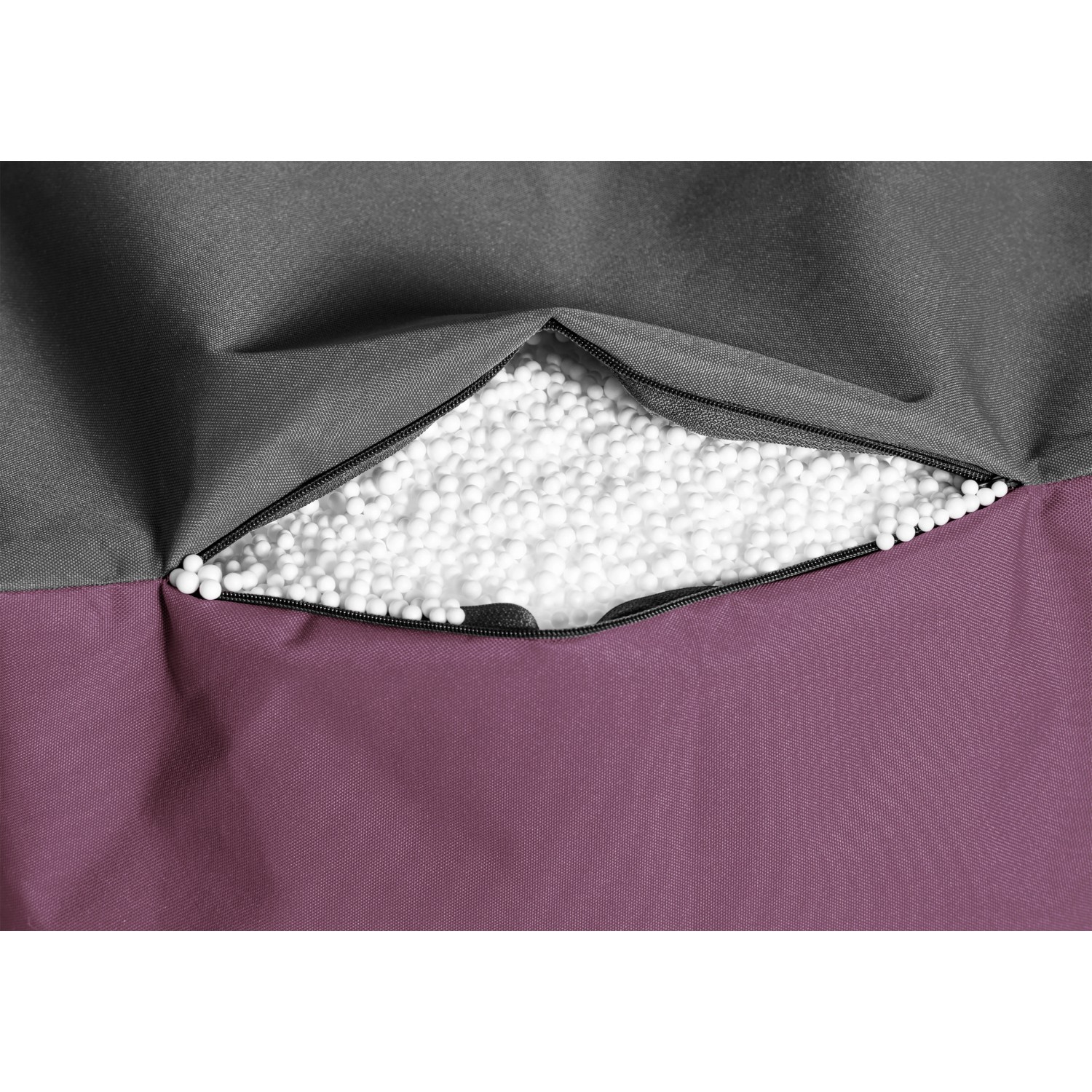 Detailaufnahme: Sitting Point Hocker DotCom in Aubergine mit EPS-Perlen Füllung sichtbar.