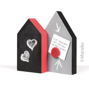 Marabu Magnetgrundierung auf Holzhaus-Deko mit Magnet und Notiz, ideal zum Schablonieren.