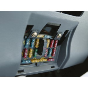 Sicherungs-Set im Auto: Verschiedene Kfz-Sicherungen im Sicherungskasten für Autoelektrik.