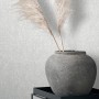 Marburg Vliestapete in Betonoptik Grau-Weiß mit Dekoration in Vase auf Tisch