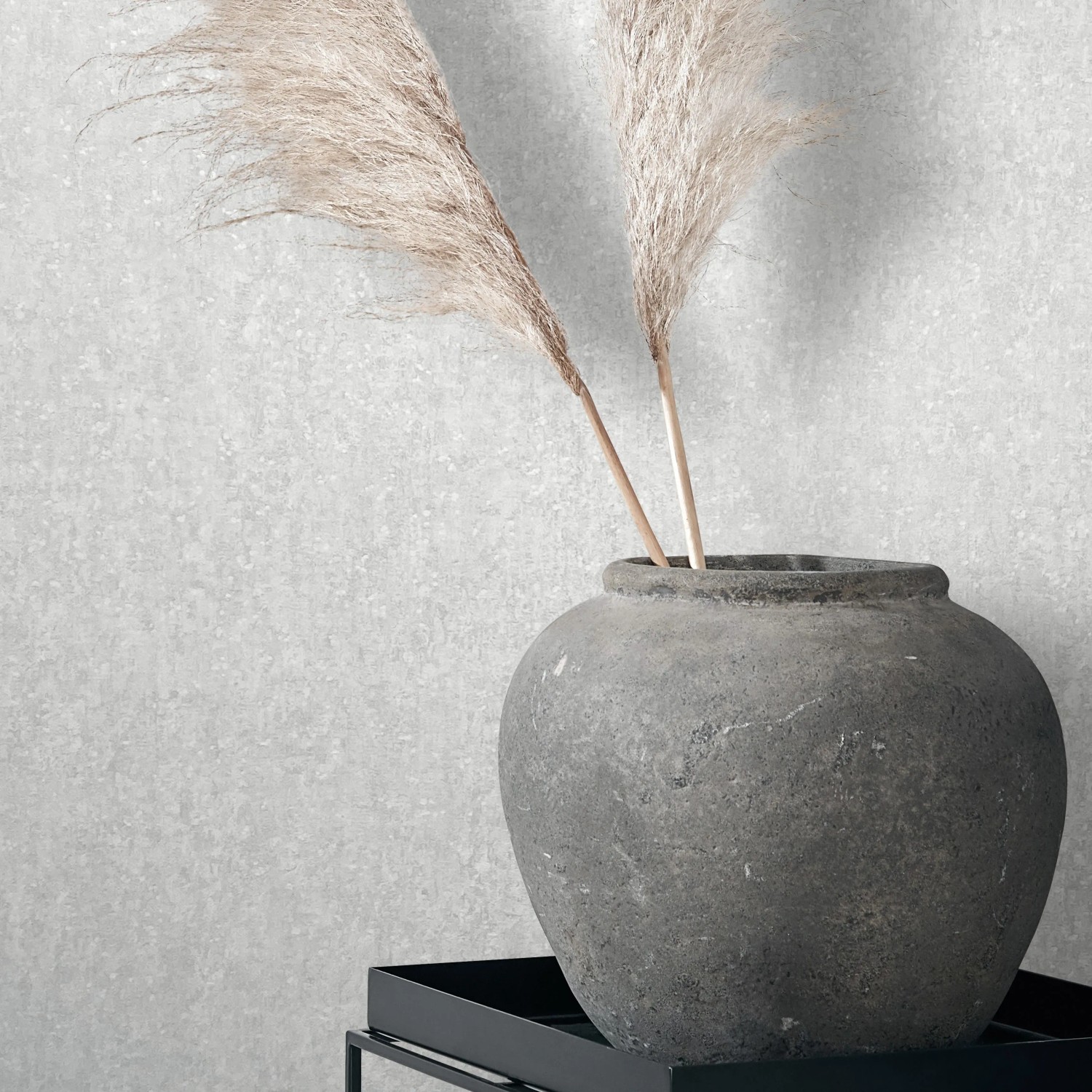 Marburg Vliestapete in Betonoptik Grau-Weiß mit Dekoration in Vase auf Tisch