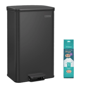 Schwarzer Songmics Mülleimer (40 l) mit Fußpedal und 15 Müllbeuteln.