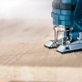 Bosch Expert Stichsäge mit T308B Sägeblatt schneidet Holz. Saubere Schnitte für präzise Ergebnisse.