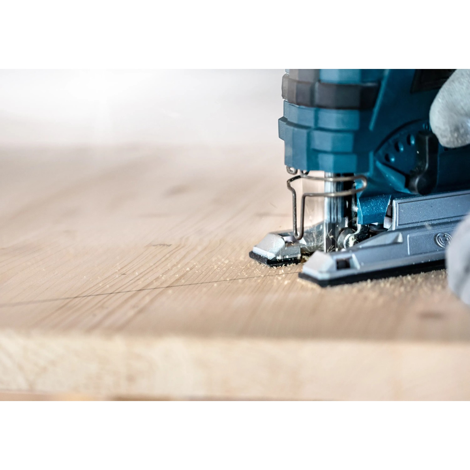 Bosch Expert Stichsäge mit T308B Sägeblatt schneidet Holz. Saubere Schnitte für präzise Ergebnisse.