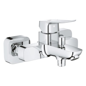 Glänzende Grohe Einhand-Wannenarmatur Dice Chrom zur Wandmontage. Moderne Badarmatur mit Hebel und Umsteller.