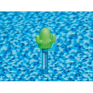 Bestway Poolthermometer in Kaktusform, schwimmend im Pool.