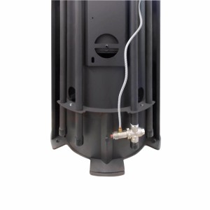 Detailansicht des Justus Kaminofen Island Aqua mit Wasseranschluss und grauer Specksteinverkleidung.