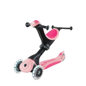 Pastellrosa Globber Go-Up Deluxe 3in1 Dreirad/Scooter mit LED-Leuchtrollen und Sitz, höhenverstellbar.