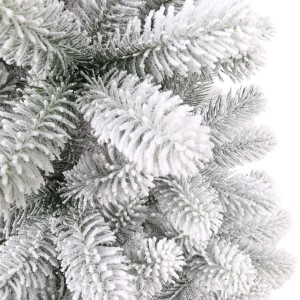 Detailaufnahme der Kunsttanne Nagano mit Kunstschnee, weiße Weihnachtsdekoration.