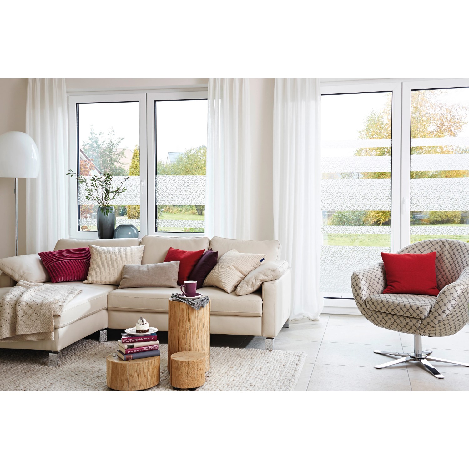 Wohnraum mit d-c-fix Static Windows Stripes Sunrise Klebefolie als Sichtschutz auf Fenstern.