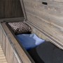 Geöffnete Weka Gartenlaube Merano, silbergrau gebürstet, mit Stauraum und Kissen.