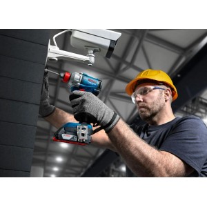 Mann mit gelbem Helm und Schutzbrille befestigt mit blauem Bosch Akku-Drehschlagschrauber GDX 18V-285 eine Schraube.