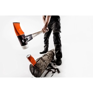 Mann spaltet Holz mit Halder Drehspaltkeil und Hammer, inklusive Transportbox.