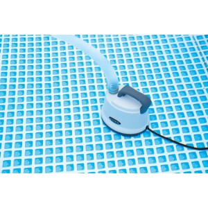 Intex Tauchpumpe zum Aussaugen von Pools mit Schlauch und Kabel auf blauem Poolboden.