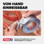 Hände reißen silbernes Tesa Extra Power Universal Klebeband zur Reparatur eines roten Kabels ab.