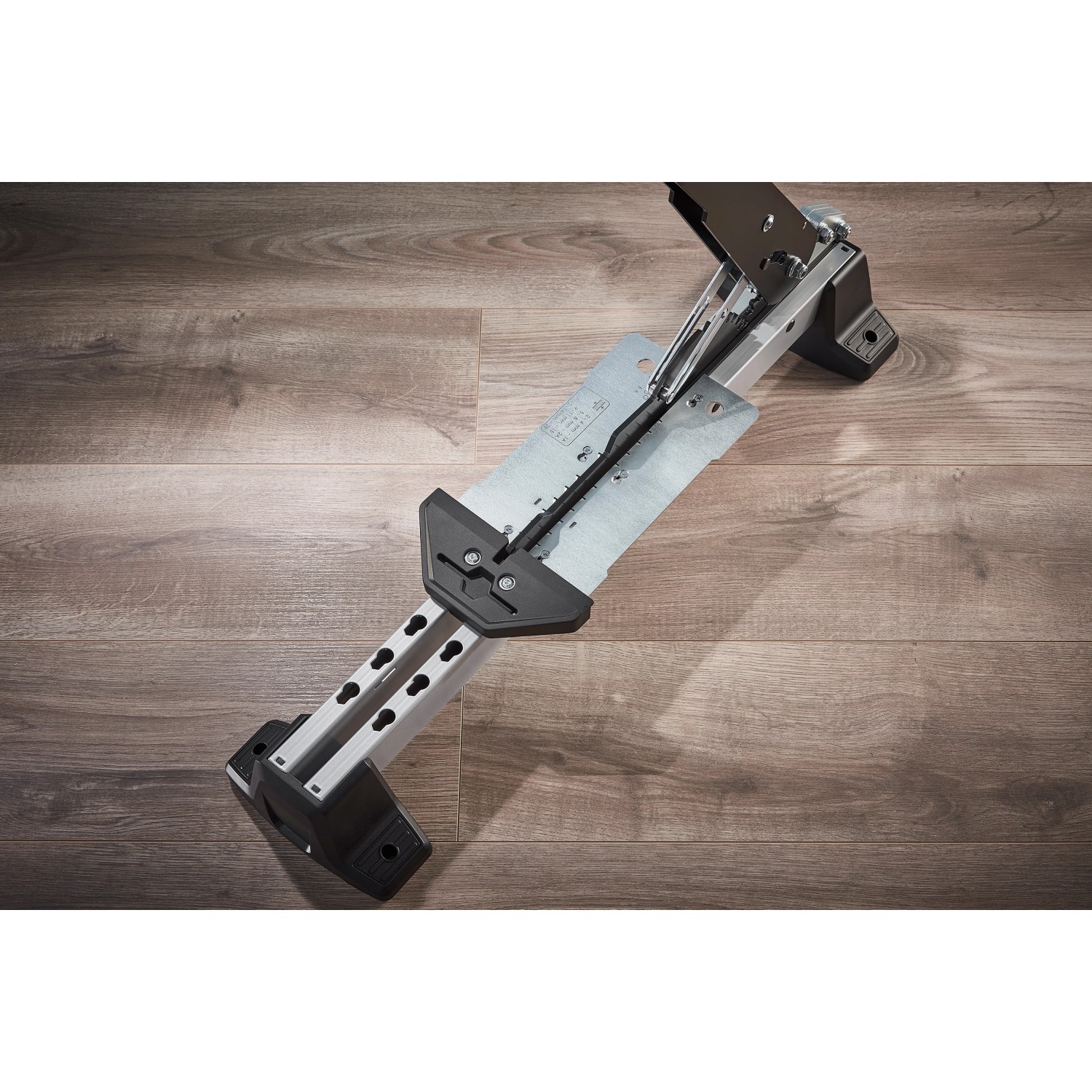 wolfcraft Vinyl- und Laminatschneider VLC 1000 auf Laminatboden. Werkzeug zum Laminat verlegen.