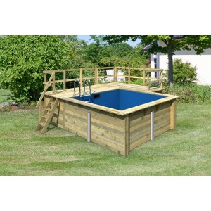 Karibu Holzpool mit Sonnenterrasse, Leiter und blauer Innenfolie im Garten.