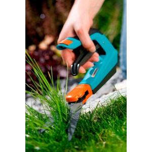 Gardena Comfort Grasschere mit drehbarer Klinge im Einsatz beim Rasenkantenschnitt.
