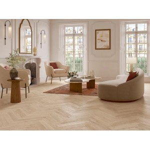 Heller Raum mit Parador Parkett Trendtime 3 Eiche Bardolino Weiß, matt lackiert im Fischgrätmuster.