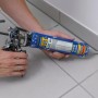 Hände dichten Fugen im Bad mit transparenter Soudal Sanitär Silikonpistole ab. Ideal für Dusche & Bad.