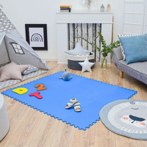Blaue LittleTom Puzzlematte im Kinderzimmer, 18 Teile, 30x30 cm. Weiche Spielmatte für Babys & Kinder, Bodenschutz.