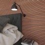 Akustikpaneel Mahagoni an Wand montiert, mit Lampe und Bett im Raum.