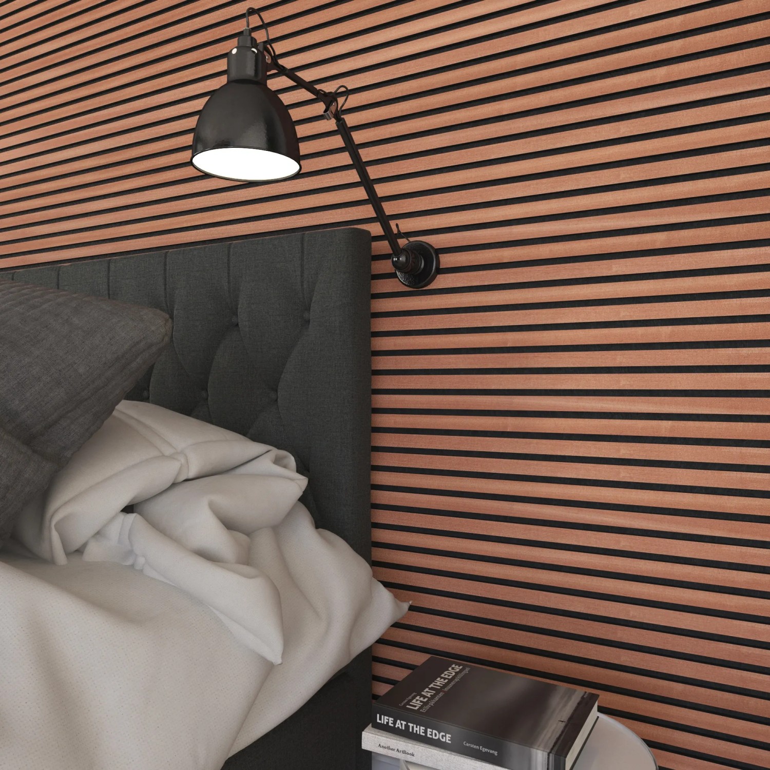 Akustikpaneel Mahagoni an Wand montiert, mit Lampe und Bett im Raum.
