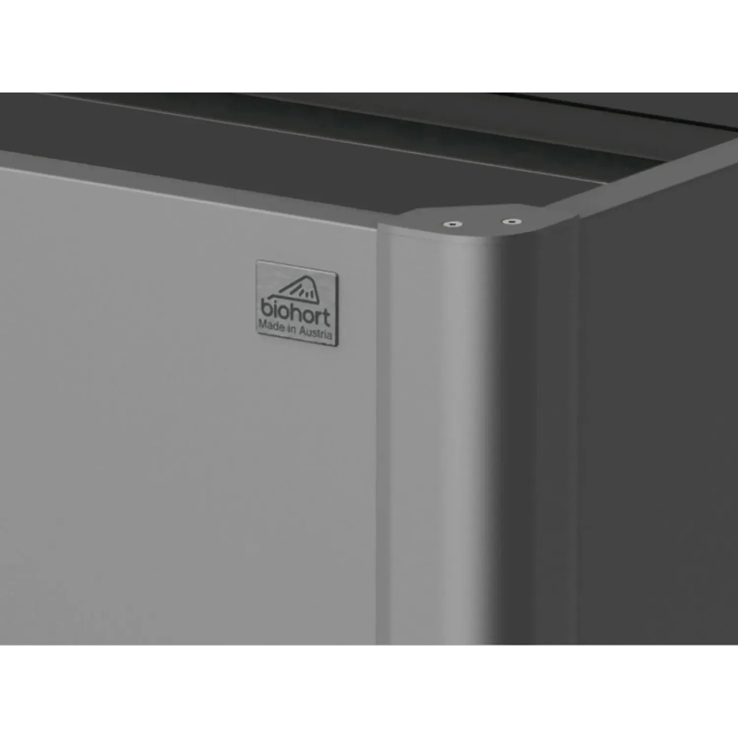 Detailansicht des Biohort Metall-Hochbeets in Dunkelgrau-Metallic mit Logo.