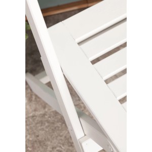Detailansicht eines Gartenstuhls mit Kalkweiß gestrichen mit Rust-Oleum Kreidefarbe Gartenmöbellack.
