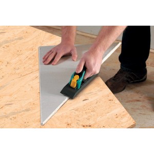 Wolfcraft Kantenhobel mit 2-K-Handgriff im Einsatz auf Holzplatte.