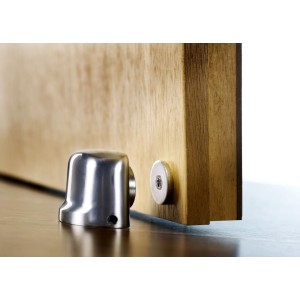 Burg-Wächter Magnet-Türstopper TBM 2430 NI SB in Edelstahloptik am Türrahmen.