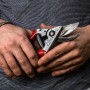 Felco Gartenschere 8 in Händen, ideal für Baum- und Rebschnitt mit präzisem Schnitt.