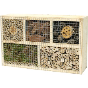 Insektenhotel aus Holz, 50x12x30 cm, mit verschiedenen Füllmaterialien als Nist- und Überwinterungshilfe.