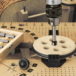 Forstnerbohrer-Satz (5-teilig, 15-35 mm) im Einsatz mit Bohrmaschine auf Werkbank.