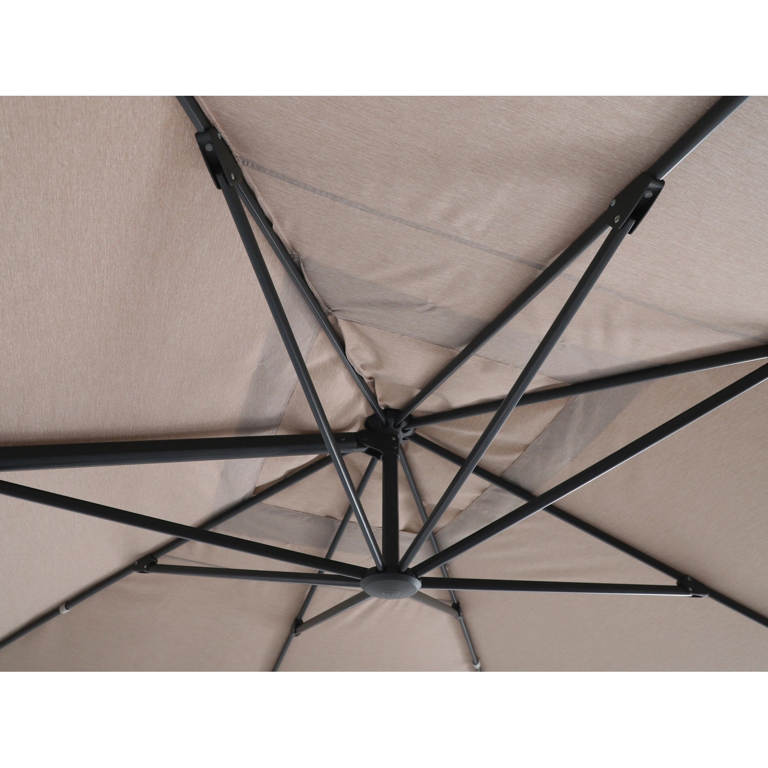 Detailaufnahme: Beige Ampelschirm Bonbeach (392 cm) mit schwarzem Gestell, Blick von unten.