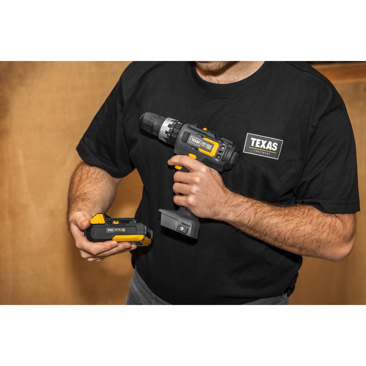 Texas 20V Schlagbohrmaschine IDX2000 mit Akku, gehalten von einer Person.